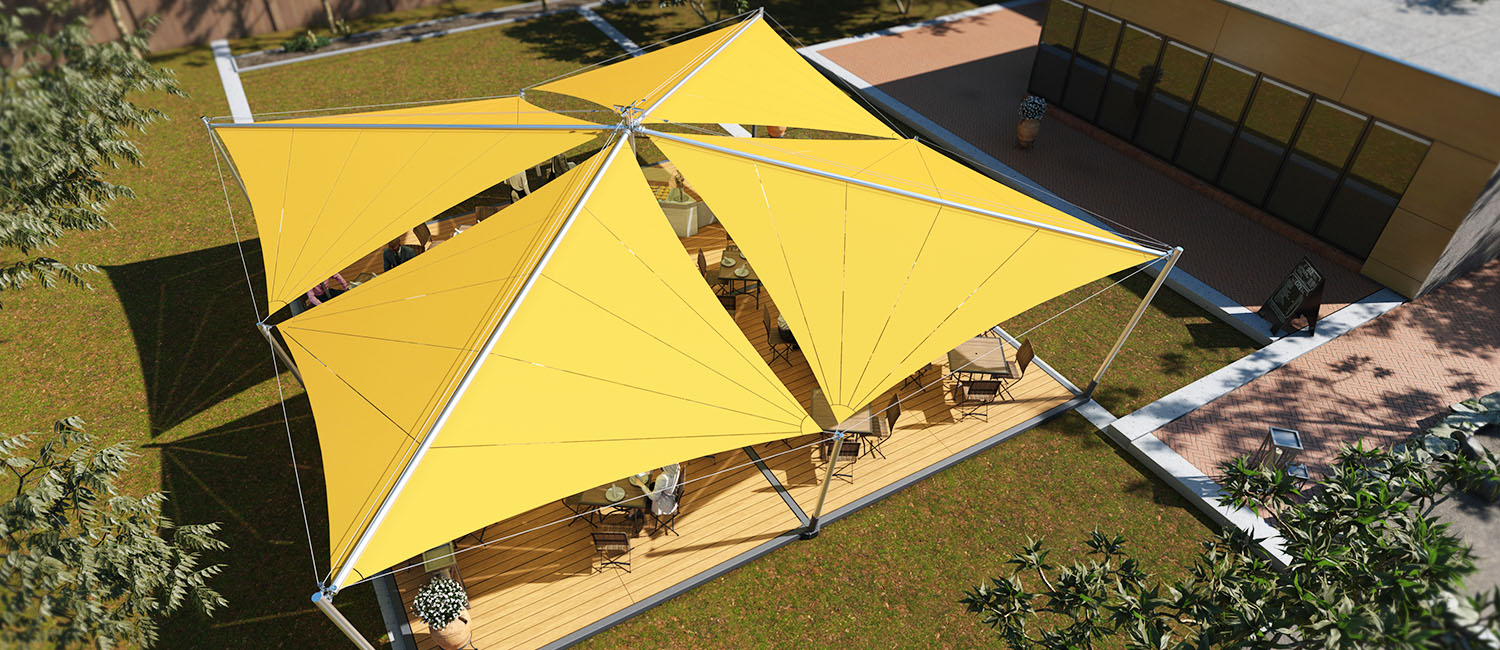 Voile d’ombrage installée sur une terrasse pour créer une zone d’ombre