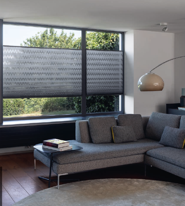 Intérieur design avec canapé contemporain et store plissé aux teintes sobres